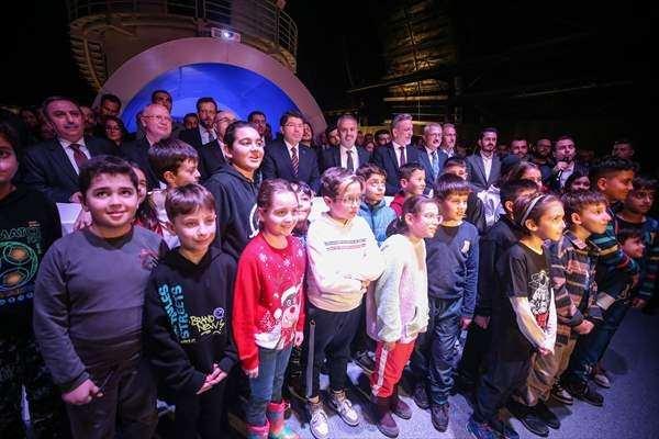 <p>Savunma sanayi teknolojisinde belli bir noktaya geldik. Sayın Cumhurbaşkanımızın liderliğinde, onun gösterdiği hedefte hiç durmadan ilerlemeye devam ediyoruz. İşte bugün de bunun en güzel örneğini gördük. Alper'e hayırlı yolculuklar diliyoruz. 14 gün sonra aramıza inşallah sağ salim gelmesine ve orada gördüklerini, yaşadıklarını, yaptığı deneyleri anlatmasını bekliyoruz. Nice uzay yolculukları inşallah. Türkiye Yüzyılı inşallah bilimin yüzyılı olacak, teknolojinin yüzyılı olacak. Gençlerin ve çocukların yüzyılı olacak. Ben tekrar hayırlı uğurlu olmasını diliyorum. Ülkemizin daha nice başarılara adım atmasını Cenabıallah'tan niyaz ediyorum."</p>