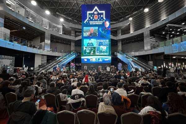 <p>Gezeravcı'nın, Uluslararası Uzay İstasyonu'na doğru başlayan yolculuğuna şahitlik edenler, bu anları cep telefonlarıyla da kaydetti.</p>

<p> </p>
