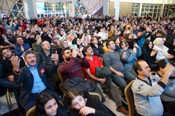 <p>Etkinliğe katılan Mehmet Emir Acar, tarihi anlara şahit olmanın onuru ve gurunu yaşadıklarını söyledi.</p>

<p>Fırlatma anında tarifsiz duygular yaşadıklarını vurgulayan Acar, "Gelecek nesillere, evlatlarımıza, belki ilerde torunlarımıza bu anları anlatmanın şerefi ve onurunu hissedeceğiz. Bunu bize yaşatan, buna vesile olan başta milli astronotumuz Alper Gezeravcı'ya, devlet büyüklerimize, hepsine şükranlarımızı sunuyoruz. Bugünleri yaşamanın onurunu ve şerefini bize hissettirdikleri için çok teşekkür ediyorum. Kelimeler şu anda kifayetsiz." dedi.</p>
