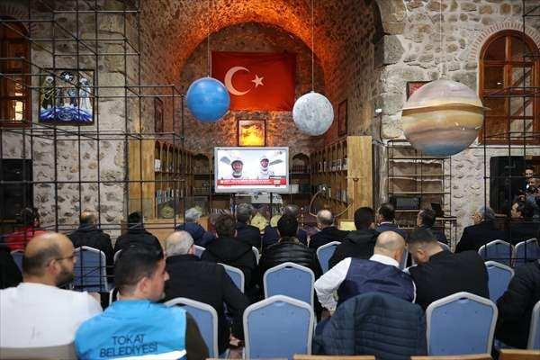 <p>Türkiye'nin ilk uzay yolcusu Alper Gezeravcı'nın da içinde bulunduğu SpaceX'e ait uzay aracının, ABD yerel saatiyle 16.49'da (TSİ 00.49) NASA'nın Florida'daki Kennedy Uzay Merkezi'nden fırlatılması, Yağıbasan Medresesi'nde kurulan ekrandan takip edildi.</p>

<p> </p>
