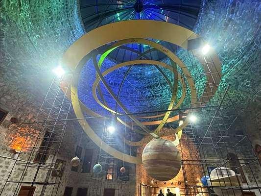 <p>Tokat Valisi Numan Hatipoğlu, burada yaptığı konuşmada, "900 yıl önce inşa edilmiş bu rasathane, bilim merkezi, aynı zamanda büyük ve önemli bir mekan olan bu medresede biz de uzay yolculuğunun ilk anlarına şahitlik etmiş olduk. Yağıbasan Medresesi Anadolu’da Orta Asya Türk İslam Medrese anlayışı ile inşa edilmiş, rasathane özelliklerini de bünyesinde taşımış olan ve uzay ile ilgili eserlerin de ortaya konulduğu bir merkezdi. Danışmentliler döneminde yapılmış olan bu medrese aynı zamanda uzay yolcularımıza ev sahipliği etmişti. Ziyaret etmişlerdi burayı. Böyle anlamlı bir anda O'nun bu yolcuğuna burada şahitlik etmek, bizim için de apayrı bir gurur kaynağı oldu." diye konuştu.</p>

<p> </p>
