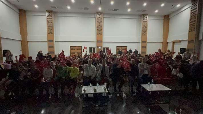 <p><strong>DÜZCE</strong></p>

<p>Düzce'de aileler, ilk Türk astronot Alper Gezeravcı'nın uzay yolculuğunu, Bilim ve Sanat Merkezi'nde düzenlenen programda ellerinde Türk bayraklarıyla izledi.</p>
