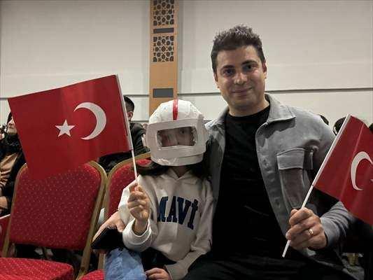 <p>İl Milli Eğitim Müdürü Emrullah Aydın, programda yaptığı konuşmada, Gezeravcı'nın uzay yolculuğunu gurur ve heyecanla izlediklerini dile getirerek, "Bugün bu ana tanıklık etmemizin iki nedeni var. Birincisi biz de yapabiliriz öz güveni. Yani hep ABD, Rusya, Japonya uzaya mekik fırlatacak, astronotların isimleri telaffuz edemediğimiz kişilerden oluşacak diye bir şey yok. İçimizden birileri inşallah bunu başarabilir diye ümit ediyoruz. İkincisi artık sadece Türkiye'ye göre bir planlama yapıp çocuklarımızı yetiştirirsek çağın gerisinde kalırız. Sadece dünyaya göre yaparsak da yine çağın gerisinde kalırız. Artık uzayda yerleşim merkezleri, araştırma merkezleri açılmaya başlandı. Dolayısıyla artık ufukların ötesini düşünmemiz lazım." dedi.</p>

<p> </p>
