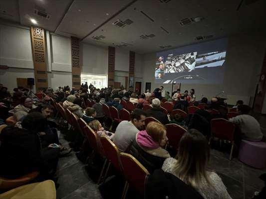 <p>Programa kızıyla gelen Hasan Şahin ise bugün milli bir bilinçle uzaya ilk adımı attıklarını belirterek, "Bu coşkuyu canlı canlı izliyoruz. Kızım da çok hevesli beraber geldik. Kızım küçüklüğünden beri astronot olmak istiyor. Biz de bu geceye uygun astronot kaskımızı tasarladık." diye konuştu.</p>

<p> </p>
