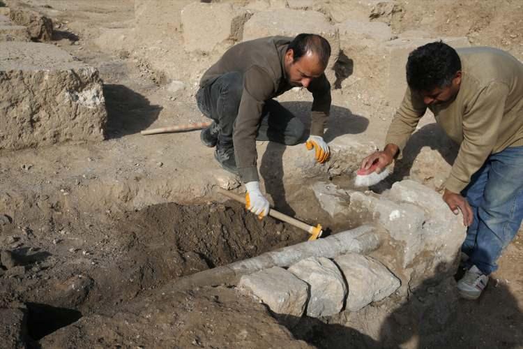 <p>Yapılan çalışmalar sonucu yaklaşık 35 yıl önce bulunan su sarnıcından bölgeye içme suyunun taşındığı kanalın, üzerindeki yaklaşık 2'şer tonluk taşlarla korunduğu, bu kanaldan da künk (pişmiş topraktan yapılan borular) sistemi ile dağıtımının yapıldığı belirlendi.</p>