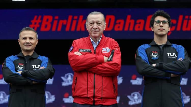 <p><strong>Fırlatmaya saatler kaldı</strong></p>
<p> </p>
<p>Türkiye`nin ilk astronotu Alper Gezeravcı`yı taşıyan roket bu gece 01.11`de uzaya fırlatılacak..</p>
<p> </p>
<p> </p>
<p> </p>
<p>Kaynak : TRTHABER</p>