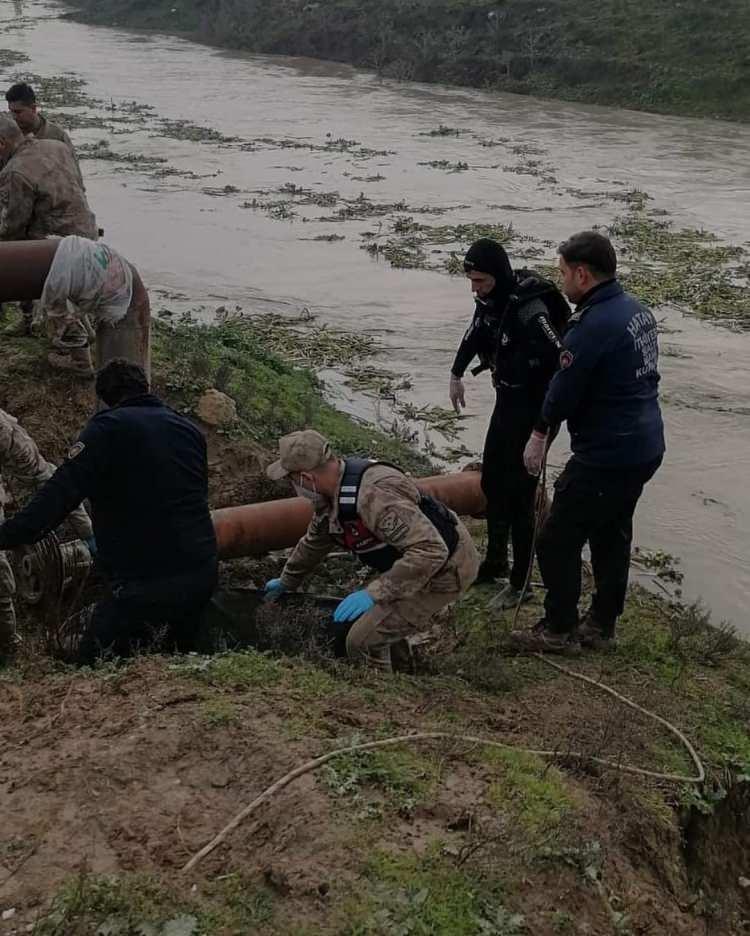 <p>Hatay'da, Asi Nehri tahliye kanalında erkek cesedi bulundu. </p>
