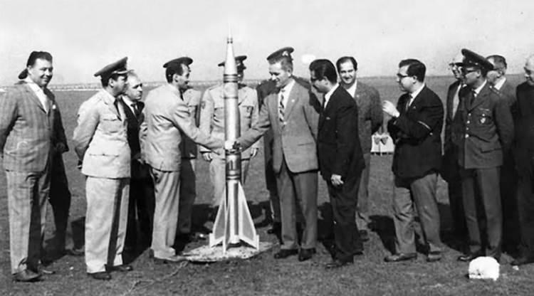 <p>15 Ekim 1962’de İstanbul’dan Bandırmaya gelen Kirkor Duvarcı’nın füzesi ile Bandırma Havacılık ve Astronomi Roket Kulübünün 'Marmara 3' ve 'Marmara 4' füzeleri fırlatılır. Bandırma’ya 43 kilometre uzaklıktaki Hava Kuvvetlerine ait Kızıksa atış sahasında yapılan denemede ilk önce Kirkor Duvarcı’nın füzesi ateşlenir, fakat füze henüz havalanamadan infilak eder. Daha sonra Bandırma Havacılık ve Astronomi Roket Kulübü’nün 'Marmara 3' füzesi ateşlenir, o da havalanamaz. Son olarak 'Marmara 4' füzesi denenir. Bu füze başarı ile fırlatılır ve 5415 metreye kadar yükselir. Füze Kulübü üyeleri Hava Üs Komutanı Albay Halim Menteş tarafından tebrik edilir.”</p>
