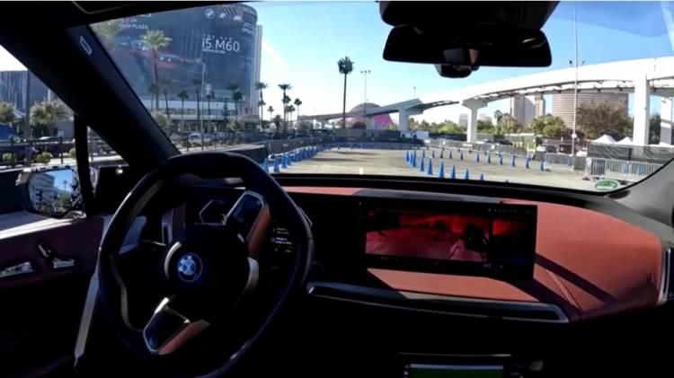 <p>BMW'den yapılan açıklamada "Uzaktan vale hizmeti, aracı yönlendirmek ve hareket ettirmek için gelişmiş teknoloji ve canlı kamera görüntüleri kullanıyor, böylece araç dikkatlice kontrollü bir şekilde park edilip tekrar geri alınabiliyor.</p>