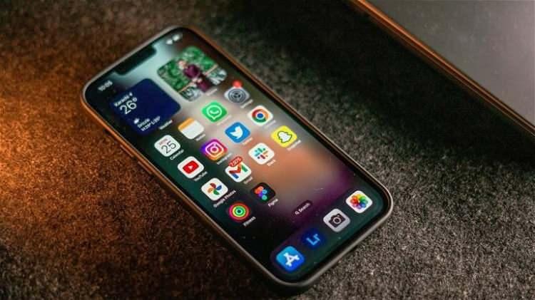 <p><span style="color:#B22222"><strong>APPLE CİHAZLARI NE YAZIK Kİ İLK 20'YE GİREMEDİ</strong></span></p>
<p> </p>
<p>İphone'lar arasında şarjı en uzun giden telefon iPhone 13 Pro Max oldu.</p>