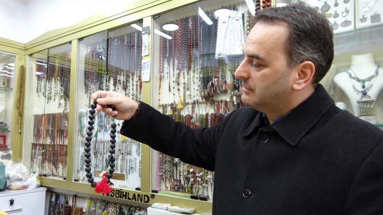 <p> Bu doğal maddeden yapılan tespih dayanıklı olmasının yanı sıra güzel bir kokuya sahip oluyor. </p>