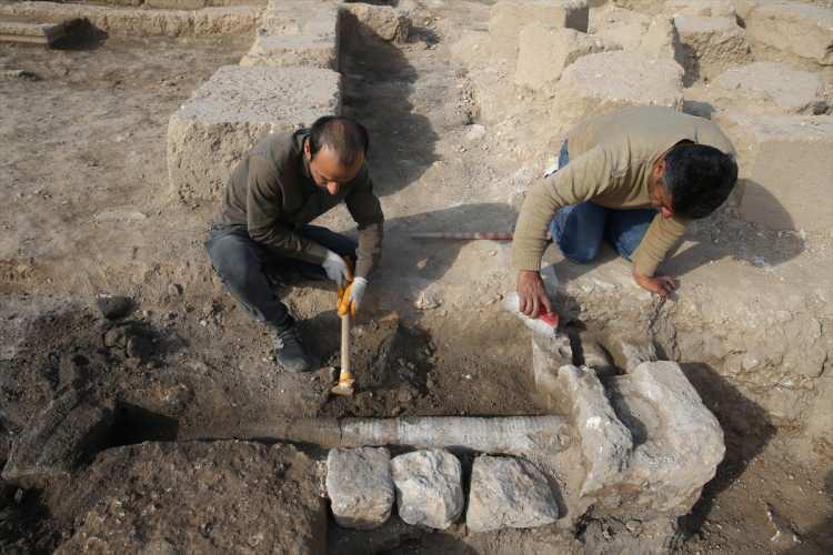 <p>Doğu Roma İmparatorluğu'nun sınırını Sasaniler'e karşı korumak amacıyla kurduğu antik kentteki agorada devam eden kazı çalışmalarında önemli buluntulara rastlanıyor.</p>