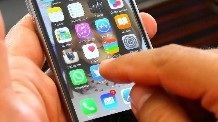 <p>HİSSE DEĞERİ KAYIPTA</p>
<p> </p>
<p>Akıllı telefon pazarında elde ettiği bu büyümeye karşın Apple son aylarda hisse değeri liderliğini Microsoft'a kaptırdı. iPhone 15'in gücü ve son çeyrekteki büyük satış rakamlarına rağmen, Çinlilerin büyümesi ABD'li şirketin hisse değerlerine etki etmiş durumda.</p>
