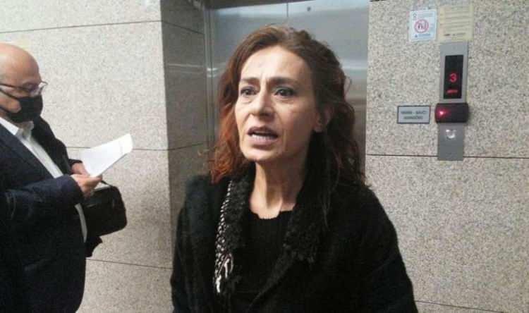 <p>Kendisine hep aynı soruların sorulmasından rahatsız olan ünlü şarkıcı sağlığıyla ilgili soru üzerine muhabirlere </p>
