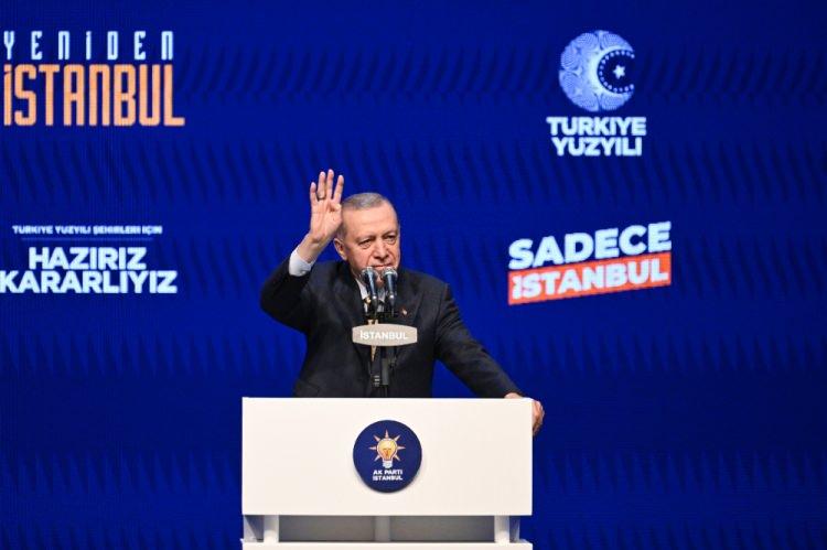 <p>Basın mensupları da salonun dışında kendileri için oluşturulan alanda canlı yayınlarını gerçekleştiriyor.</p>
<p>Program, Cumhurbaşkanı ve AK Parti Genel Başkanı Recep Tayyip Erdoğan'ın salona gelmesiyle başladı.</p>
