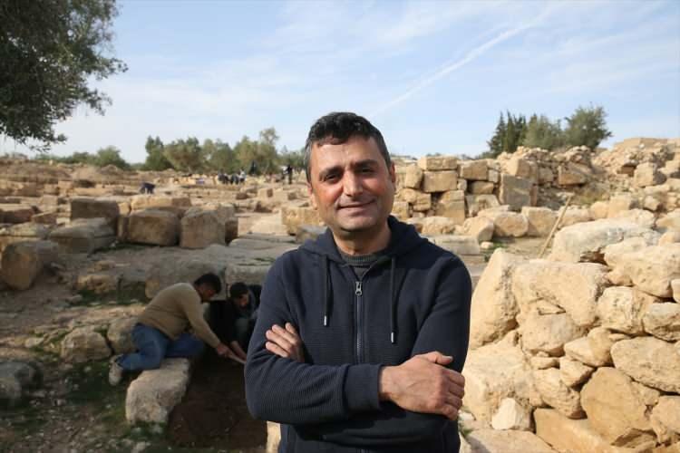 <p>Sarnıçtan agoraya uzanan su kanalı ile yer yer su kanalından künkler ile dağıtımın yapıldığını ifade eden Tarkan, şöyle konuştu:</p>
<p>"Sarnıçtan agoraya uzanan bir temiz su sistemini tespit ettik. Bu yeni bir buluntu. Yaklaşık 400 metre uzunluğunda. Dara'da bulunan 2 sarnıçtan farklı yapılara aktarılan suyu taşıyan bir sistem. Dara'da, İstanbul'daki Yerebatan Sarnıcı'na benzer su sarnıçları var. Tonlarca suyu ihtiva eden su sarnıcından şehre kanal ve künk sistemi ile su taşınıyormuş. 1500 yıl önce Dara'da kurulmuş şehrin içme su ihtiyacını karşılayan bir su sistemi aslında."</p>