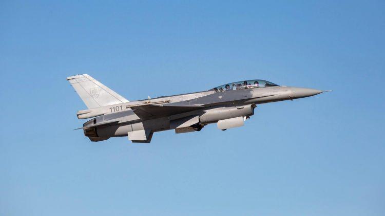 <p><em><strong>Savaş becerileri:</strong></em></p>

<p>F35, F16'dan daha fazla silah taşıyabiliyor.</p>

<p>f-35'ler görünmezlik teknolojisine sahip, </p>
