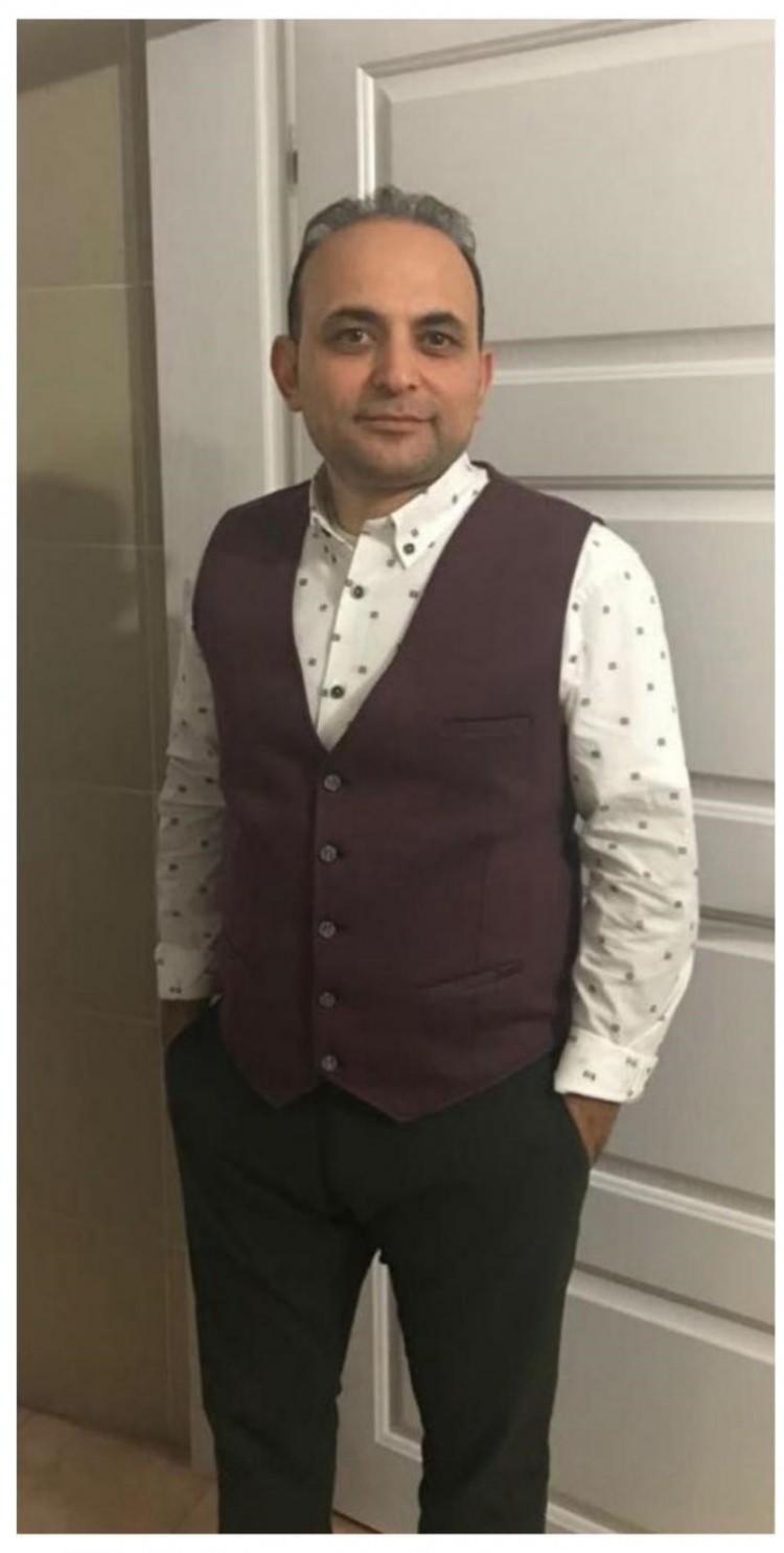<p>Eşinin yanına para ve cüzdan almadan evden ayrıldığını belirten Yeliz Demir, "Pazartesi günü kahvaltısını etti, geldi oturdu. Oturduktan sonra ben mutfağa gittim, aramızda sadece kapı vardı. Burada kendisi yürüyüş yapıyordu, ben de oradaydım. Bir anda geldim buraya baktım Ayhan yok. Baktım demir kapı açık, dedim 'Kim açmış?' demir kapıyı. Çünkü kendi dışarıya çıkmaz. Hep içeride, kapalı yerde, öyle bir cesareti yok yani dışarıya çıksın. Her zaman da söylüyordum 'Gel hava alalım, yürüyüş yapalım' diye ama dışarıya çıkmazdı. Ama öyle birden bilmiyorum kafasına ne geldi, ne düşündü birden terlikle çıkmış. Bir de üzerinde mavi bir mont vardı. Yanında kimlik yok, para yok, hiçbir şey yok. Bilmiyorum nereye gider ama üç tane komşum görmüş. Sağlık ocağının o taraflara gitmiş. Ama nereye gitmiş, nasıl gitmiş kimse görmemiş. Evimiz ve dükkanımız yıkıldı, onun etkisi tabii ki var. Çünkü o içine kapanık birisiydi. 22 Ocak Pazartesi günü saat 10 civarıydı. Çıktım ilk çıktığı zaman koştum peşinden onu bulmak için ama maalesef bulamadım. Sokak sokak aradım. Bütün köyü aradım. Sordum soruşturdum maalesef gören yok. Sadece üç kişi görmüş, bir şey yapamamışlar. Ama kendisi giderken acele ediyor. Çok hızlı bir şekilde gidiyormuş. Ama neden böyle bir şey düşündüğünü hiç anlayamıyorum. Buradan çıktığı zaman durumu iyiydi. İşte kafasına ne geldi, ne düşündü bilemiyorum" diye konuştu.</p>