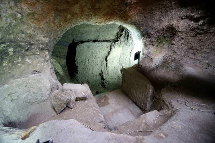 <p>Kültür ve Turizm Bakanlığı ve Sarayönü Belediyesi işbirliğiyle yürütülen çalışmalar kapsamında bulunan yer altı şehrinde, yaklaşık 20 bin kişinin su ihtiyacını karşılayabilecek sarnıç, muhtelif büyüklükte işlikler, büyük şaraphane gibi mekanlar yer alıyor.</p>