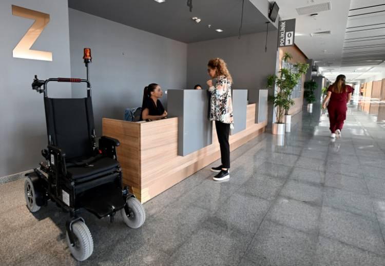 <p>Kadın doğum ve çocuk, kalp damar ve kardiyoloji, genel, onkoloji, fizik tedavi ve yüksek güvenlikli adli psikiyatri hastanelerinden oluşan 6 ayrı sağlık kompleksinde 2060 tescilli yatak bulunuyor.</p>
<p> </p>