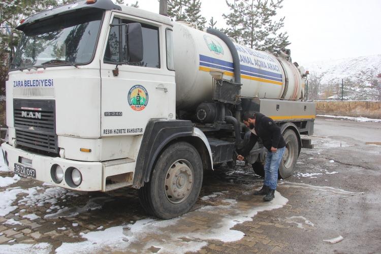 <p>Aradan yaklaşık 20 yıl geçtikten sonra nişan yüzüğü Zara Belediyesi çalışanları tarafından kanalizasyon temizliğinde bulundu.</p>
