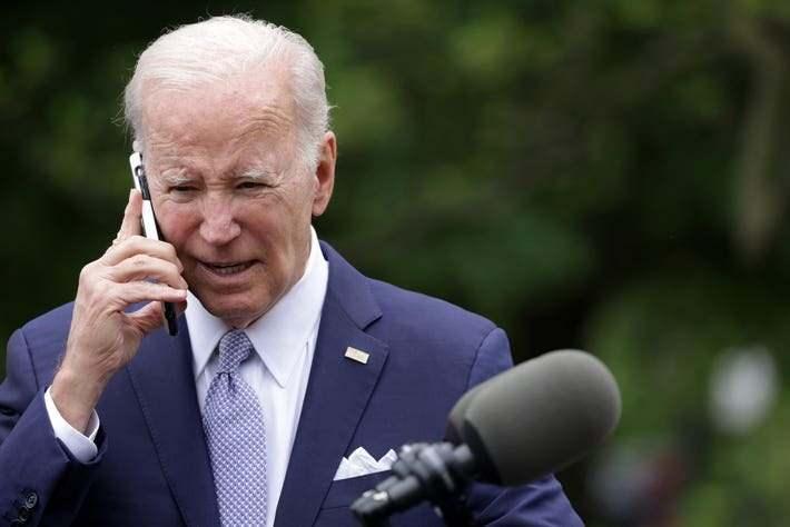 <p>Joe Biden'ın sesini taklit etmek için yapay zeka kullanıldığı anlaşılan bir robocall, ABD'deki bir ön seçimde insanları oy kullanmaktan vazgeçirmek için kullanıldı.</p>
