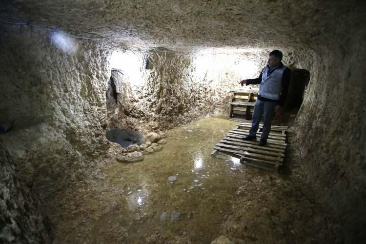 <p>Konya Büyükşehir Belediyesinin desteğiyle bölgede jeoradar çalışmasını genişlettiklerini belirten Uğuz, "Mevcut yer altı şehrinin 1 kilometre kuzeyinde yeni bir yeraltı şehri daha tespit ettik. Bu iki yer altı şehrini birbirine bağlayan tünel sistemleri olduğunu belirledik. Bu, yer altı şehrinin çok daha geniş bir alana yayılacağının habercisi niteliğinde. Yeni yılda da jeoradar çalışmalarımızı sürdüreceğiz." diye konuştu.</p>
