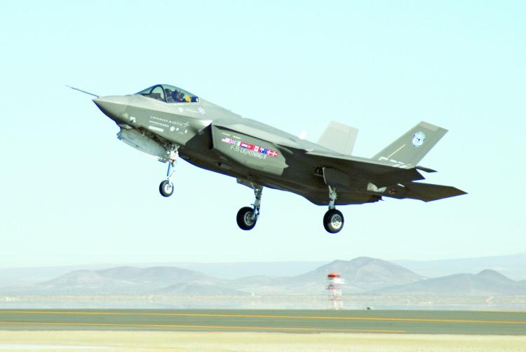 <p>ABD Dışişleri Bakanlığının Yunanistan'a 40 F-35 savaş uçağı ve ekipmanlarının satışını onaylayan resmi tebligatı Kongreye gönderdiği belirtilen açıklamada, şunlar kaydedildi:</p>

<p>"Önerilen satış, Yunanistan'ın hava kuvvetlerini modernize etmesine, savunma kapasitesini geliştirmesine, bölgesel güvenliğin korunması için NATO misyonlarına katkıda bulunmasına, NATO müttefiklerini savunmasına ve ABD ile NATO kuvvetleriyle çalışmayı sürdürmesine yardımcı olacak."</p>

<p>Açıklamada, F-35'lere ilişkin, </p>
