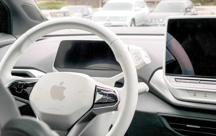 <p>2021 yılında dünya Apple Car'ın ilk görüntülerini gördü ve bu görüntülerin Apple'ın patentlerine dayandığını ve bir İngiliz leasing şirketi olan Vanarama tarafından doğrulandığını iddia eden bir crossover SUV formunda olacaktı.</p>
