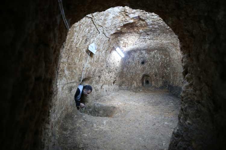 <p>Dışarıyla bağlantısı olan, taş bloklarla ve ahşap döşemeyle kapatılmış mekanda ise bölgenin antik dönemdeki tarımsal faaliyetlerine ışık tutacak buluntular elde ettiklerini belirten Uğuz, şunları kaydetti:</p>
