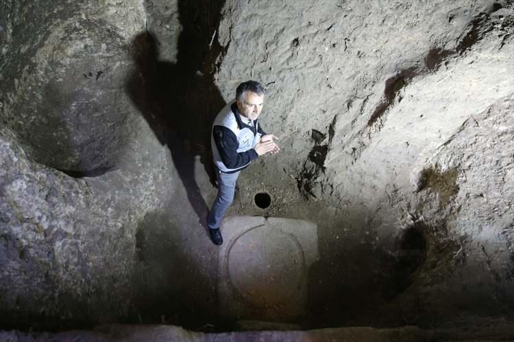 <p>Uğuz, yer altı şehrinde evsel mekanlar, bağlantılı galeriler, odayı andıran yaşam alanları, su kuyuları, sarnıç, şaraphane, ocaklar, atölyeler, bacalar, aydınlatma için kandil yerleri, kilerler, depolar, havalandırmalar ve niteliği henüz araştırılan mekanlar bulunduğunu ifade etti.</p>