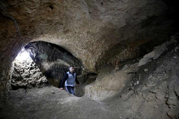 <p>Sarnıca ulaşan tünellerde güvenlik amaçlı yuvarlak taşlarla kilitleme mekanizmaları olduğunu aktaran Uğuz, kaynağın, düşmanlarca zehirlenme riskine, kuşatma zamanlarında ya da kriz dönemlerinde yağmayı engellemeye karşı korunduğunu dile getirdi.</p>