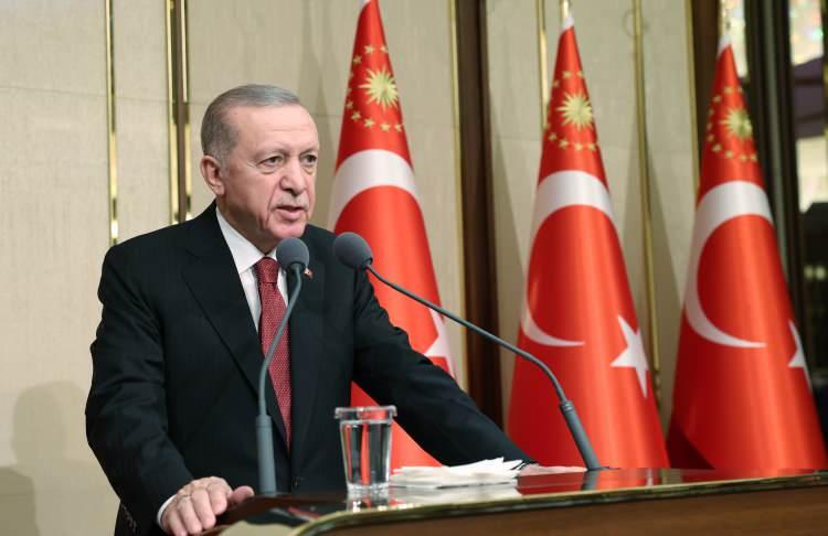 <p><strong>TELEVİZYON PROGRAMLARINA DA KATILACAK</strong></p>

<p> </p>

<p>Erdoğan, seçim takviminin son haftası ağırlıklı olarak Ankara ve İstanbul'da geçirecek. Kampanya sürecine önce haftada bir sonlara doğru ise ikişer olmak üzere mayıs seçimlerinde olduğu gibi televizyon kanallarındaki özel yayınlara katılacak.</p>
