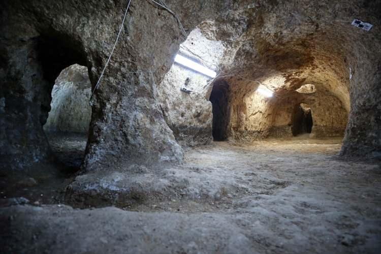 <p>Yıkıntı oluşan tünelleri temizlerken büyük bir sarnıç keşfettiklerine, sarnıcın besleme kuyusundan ve birbirine bağlı üç galeriden oluştuğuna dikkati çeken Uğuz, şöyle konuştu:</p>
<p>"Sarnıcın genişliği 63 metrekare. Yaz aylarında burada 1 metre 20 santimetre yüksekliğinde su birikiyor. Yani burada 63 metreküp su rezerv olarak bulunuyor. Yer altı şehrinde kaç kişinin, dışarıya çıkmadan ne kadar süre yaşayabileceğini, 63 metreküp su rezervinin kaç insana yetebileceğinden hesaplıyoruz. Sarnıcı besleyen kuyularla birlikte neredeyse 20 bin kişilik bir su kaynağı var. Yani sarnıçta bir orduya yetecek kadar su mevcut. Suyun analizini yaptırdığımızda kaynağın kendi dönemine göre kaliteli bir su olduğunu tespit ettik. Suyun topraktan süzülerek gelmesi ve depolama yöntemi bu kaliteyi sağlıyor."</p>