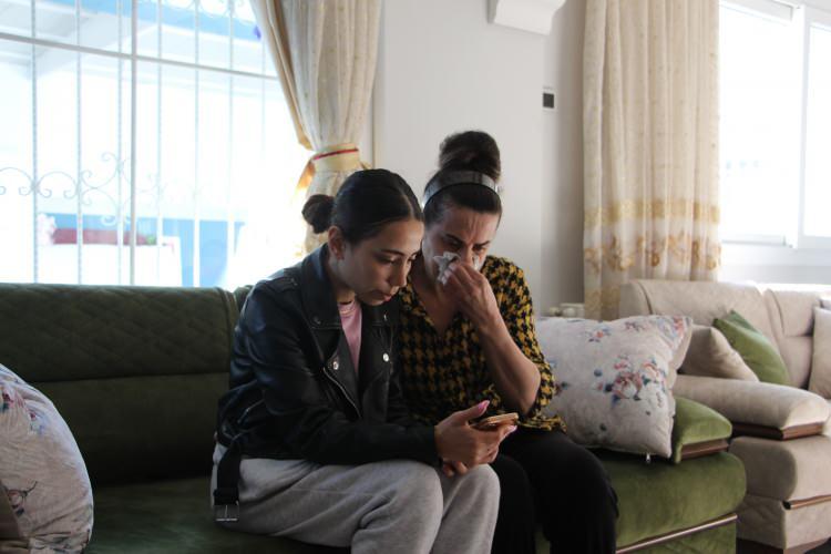 <p>Haber alamadıkları babasını bulmak için kolluk kuvvetlerine başvurduklarını belirten kızı Zekiye Demir ise, "En büyük kızıyım. Şu an çok kötü durumdayız. Yani hiçbir şekilde babamıza ulaşamıyoruz. Ne yapacağımızı hiç bilmiyoruz. Her yere baktık. Polisler her yeri arıyor, hiçbir şekilde bir sonuç yok. Çok mutsuzuz, ne yapacağımızı şu an hiç bilmiyoruz. Bekliyoruz, elimizden hiçbir şekilde bir şey gelmiyor. Yaklaşık 6 aydır evden çıkmıyordu, hava almaya dahi çıkmıyordu. Birden böyle çıkıp gitmesi çok tuhaf geliyor. Babamın gidebileceği herhangi bir yer var mı bilmiyoruz" dedi.</p>