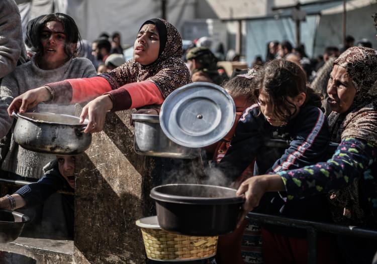 <p>Gazze Şeridi'ndeki yüzbinlerce Filistinli, gıda stoklarının tükenmesi ya da İsrail ordusunun mevcut olanları bombalaması ve sınırlı miktarda yardım gelmesi nedeniyle yeterli ve sağlıklı yiyecek ile temiz suya erişemiyor.</p>
