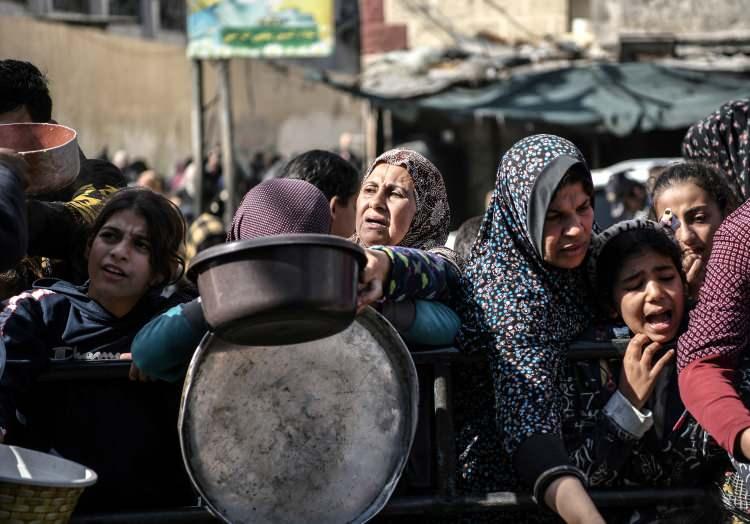 <p>Gazze'nin kuzeyindeki Cibaliye Mülteci Kampı'nda yaşayan Filistinliler bölgede dağıtılan yemeğe ulaşabilmek için saatlerce beklemek zorunda kalıyor. </p>
