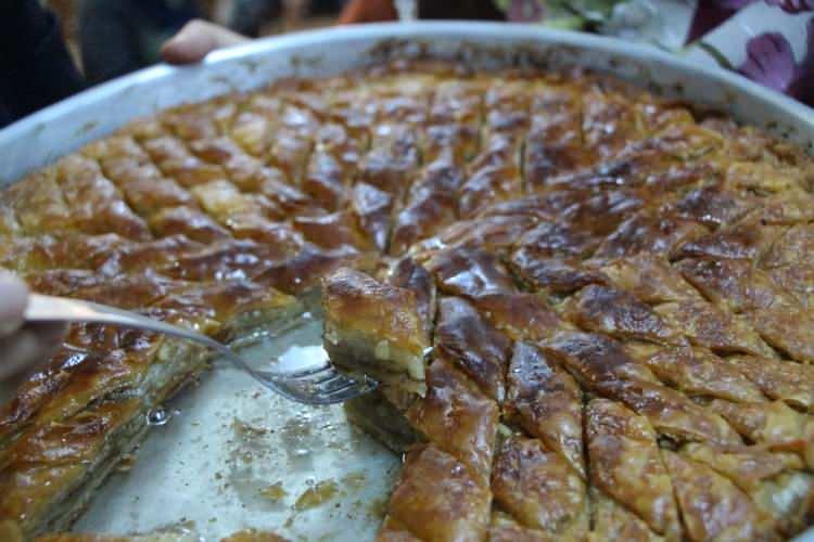 <p>Aydınca köyünde, hamurun oluşmasında kullanılan suya katılan külün geleneksel ‘küllü <strong>baklava</strong>’ya gevreklik kazandırdığı belirtiliyor.</p>