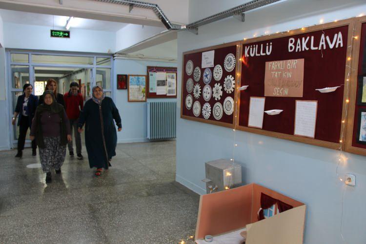 <p> Köyde öğretmenlerin hayata geçirdiği projeyle bu ilginç geleneğin gelecek kuşaklara aktarılması amaçlanıyor. </p>
