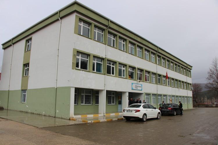 <p>Odun ateşinin külünü elekten geçirip süzen kadınlar, önce suyla karıştırıyor. Birkaç gün dinlendirilen su sonra hamura katılıyor. Yüz yılı aşkın süredir uygulanan bu geleneksel yöntemin tatlıya gevreklik ve lezzet kattığı düşünülüyor.</p>