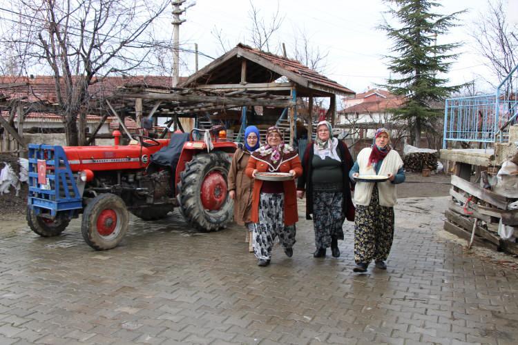 <p>Okulda ‘küllü <strong>baklava</strong> köşesi’<br />
Aydınca Şehit Şaban Gökçe Ortaokulu öğretmenleri, bu ilginç tatlının yapımının kayıtlara alınıp gelecek kuşaklara aktarılması amacıyla araştırma projesi başlattı. </p>