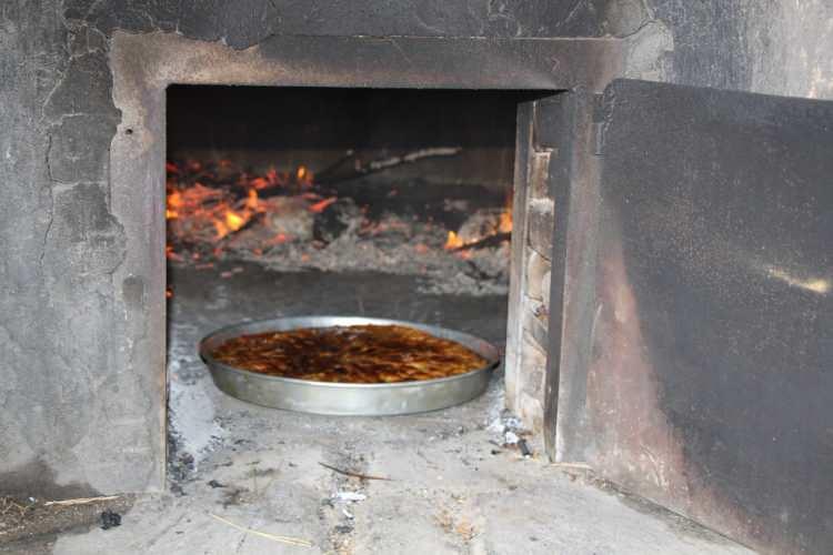 <p>Okulda ‘küllü <strong>baklava</strong> köşesi’ oluşturuldu. Okula davet edilen nineler torunlarıyla birlikte hamur açtı.</p>
