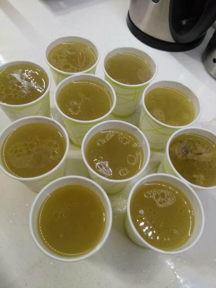 <p>Bir kupa dolusu kemik suyu ile yarım limonu bir arada tükettiğini söyleyen Canan Karatay, karışımına ayrıca bir çay kaşığı da kristal kaya tuzu eklediğini de belirtiyor.</p>

<p> </p>
