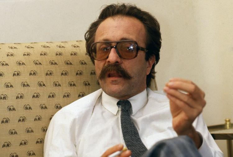 <p><span style="color:#FF0000"><strong>CEM KARACA KİMDİR? CEM KARACA'NIN HAYATI</strong></span></p>
<p><span style="color:#000000"><strong>Cem Karaca ismiyle bilinen ancak tam adı Muhtar Cem Karaca olan usta sanatçı, 5 Nisan 1945 tarihinde İstanbul'da dünyaya geldi. Babası Azerbaycan asıllı Mehmet Karaca ve annesi Ermeni asıllı Toto Karaca (İrma Felegyan) olan ünlü sanatçı, çocukluğundan itibaren hep sanatla iç içe büyüdü.</strong></span></p>