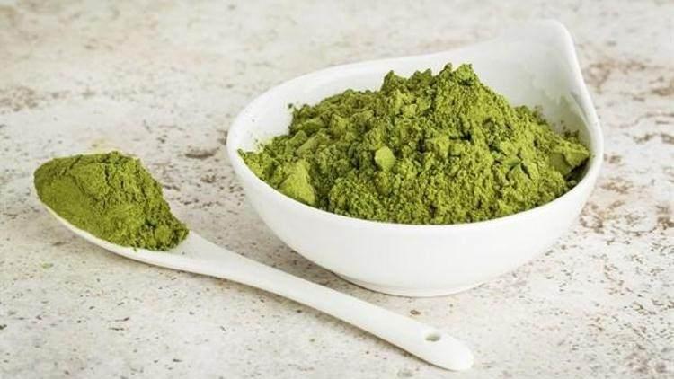 <p>1 fincan sıcak suyu kaynatın. Kaynamış suyun içine 1 adet moringa çayı atın ve 4 dakika demleyin. Demlendikten sonra içebilirsiniz. Yemeklerden 30 dakika önce içilmesi öreilen bu çayı günde 2 fincandan fazla tüketmemekte fayda var.</p>