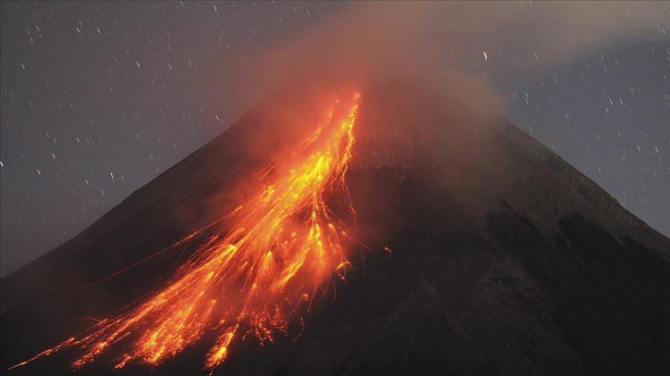 <p>Aktif bir stratovolkanın olan Sinabung Dağı'nın yanında yaşayan Endonezya'nın Sumatra adası sakinleri, patlamalarıyla binlerce insanı yerinden eden ve kasabaları hem lav hem de külle kaplayan Sinabung Dağı ile mücadele ediyorlar. En son patlamalar 2010, 2013, 2014, 2015 ve 2016 yıllarında meydana geldi ve bu adada güvenli alan olmaması bu dağı tehlikeli yerlerden birisi haline getiriyor.</p>