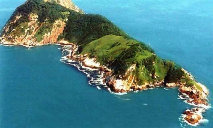 <p><strong>YILAN ADASI</strong></p>
<p>Brezilya kıyılarına yaklaşık 40 kilometre uzaklıkta bulunan Yılan Adası, hiçbir yerlinin adım atmaya bile cesaret edemediği bir yer olarak biliniyor. Adanın gerçek adı Ilha da Queimada Grande'dir ve Brezilya hükumeti, insanların ziyaret etmesini yasa dışı hale getirmiştir. Ada, dünyadaki en ölümcül yılanlardan biri olan engereğin bir türü olan altın mızrak uçlu yılanlarla doludur.</p>