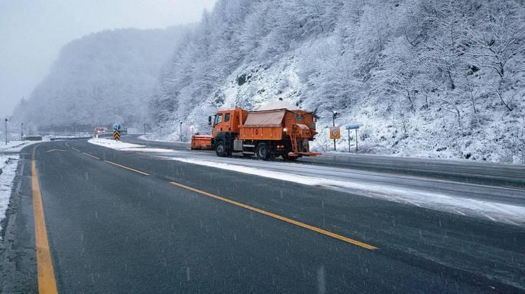 <p>Hava sıcaklığı Meteoroloji Genel Müdürlüğünün Bolu Batı Karadeniz Orman Araştırma İstasyonunda sıfırın altında 17,2 derece olarak kaydedildi.</p>
