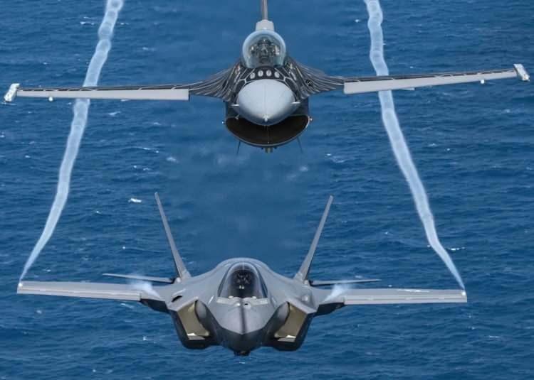 <p>Bu gelişmeler sonrası F-16 ile F-35 savaş uçakları arasındaki farkların merak konusu oldu.</p>
