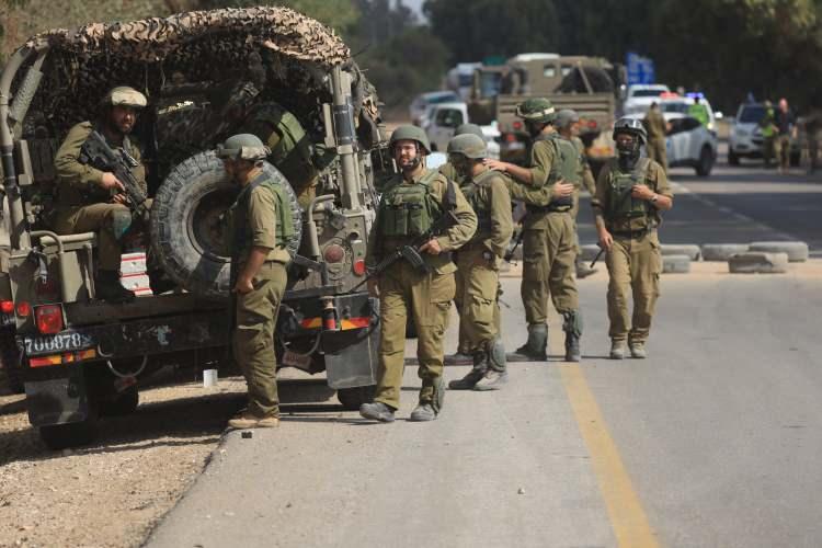 <p>İsrail askerlerinin Gazze'nin derinliklerinde bulunduğunu aktaran Gallant, "Kuzeyde (Lübnan sınırında) olup biten her şeyi izliyoruz. Hizbullah provokasyona devam ediyor. Biz hazırız. Savaş istemiyoruz ama kuzeyde gelişebilecek her türlü duruma da hazırlıklıyız." açıklamasını yaptı.</p>